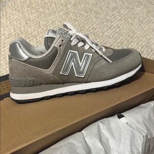Like new women’s classic new balance 574 grey sneakers size 6.5